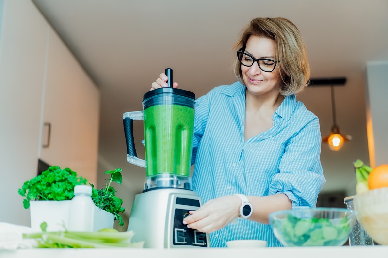 Az étrend szerepe a csontsűrűség megőrzésében a menopauza alatt és után