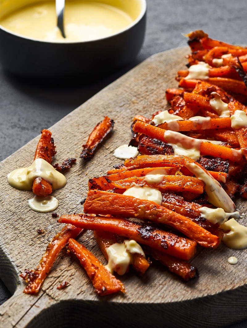 Karamellizált répaszeletek vegán parmezán dippel 